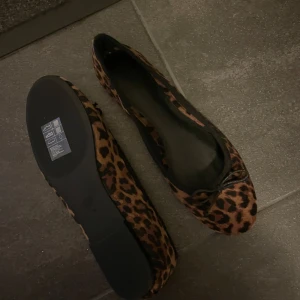 Slutsålda ballerina skor i leopard mönster  - Säljer desss superfina leopard ballerina skor från hm som är slutsålda. De är aldrig använda och är i storlek 39😍