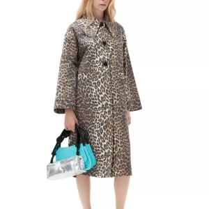 GANNI kappa sökes  - Söker denna leopard canvas coat från GANNI i storlek 34 eller 36 🐆