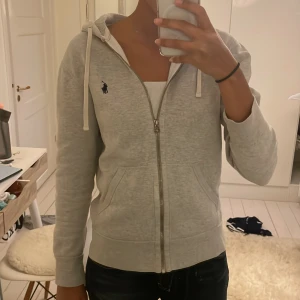 Grå zip up  - Ralp Lauren zip up köpt för 2000 säljer för 600 men pris kan diskuteras❤️