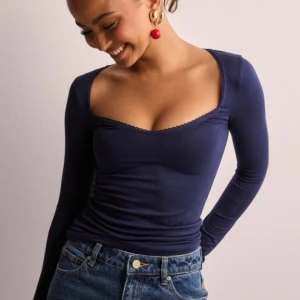 Topp - Marinblå långärmad topp från Nelly, storlek xxs