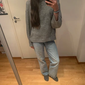 Ljusblå jeans - Säljer då de börjar bli för små för mig🩵kp för mått! Nypris 500kr, inga defekter. Midwaist/highwaist och straight🤍