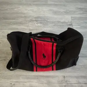 Duffelbag som var en utgåva tillsammans med en parfym. Bra skick men finns slitage. 