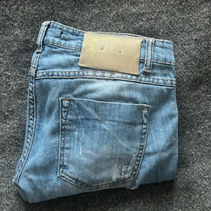 Ljusblå jeans - Säljer dom här så söta ljusblå low waist skinny jeansen från K&M. Säljer då jag aldrig använder dom! Köpte dom på Sellpy men de har som sagt aldrig kommit till användning. Kp för fler bilder🤗