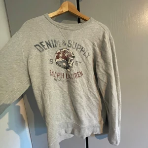 Ralph lauren sweatshirt  - Hej, säljer Ralph lauren sweatshirt (vintage) till ett bra pris. Använd fåtal gånger men mycket bra skick🤩🤩