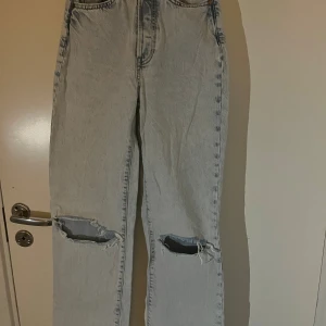 Jätte fina blå jeans  - Blåa högmidjade fina jeans använda ett få tal gånger. Ligger bara i garderoben.  Storlek: xs  Färg: blå  PRIS KAN DISKUTERAS!
