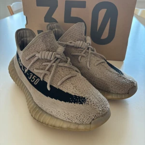 Yeezy 350 v2 slate - Yeezy 350 v2 slate Bra använt skick Strl 44 fast skulle säga att det är 42 för dem är små i strl Kvitto finns