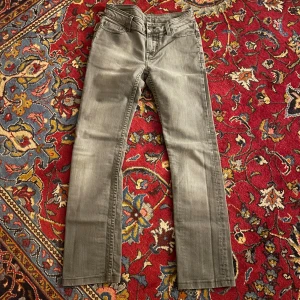 Zadig Jeans - Mycket bra skicka, omg tecken på användning! Köpta på sellpy men de va tyvärr för små för mig. De är lågmidjade bootcut🩷 Skriv för med info, bilder eller frågor! Pris kan diskuteras.🩷 Midjemått:70 Innerbenslängd:73
