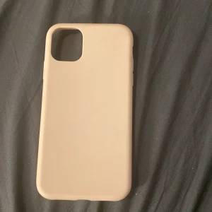 iPhone 11 skal rosa  - Skal för iPhone 11. Skicket är bra då de aldrig används för att jag köpte i fel storlek. Färgen är ljus rosa, tycker den har en liten blandning med beige och rosa typ. Orginalpriset var typ 70 om jag minns rätt 