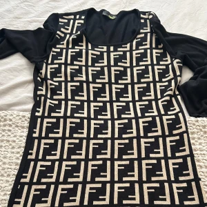 Fendi klänning  - Helt ny och oanvänd. Fick den i present men passar inte mig. Står XXL men ska passa en L eller XL. 