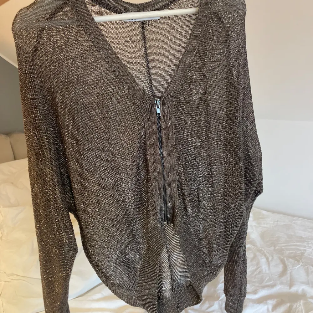 Säljer denna kedjestickde kofta/jacka då den ej kommer till användning💞 !nyskick! (nypris 700kr). Neuletakit & Villapaidat.