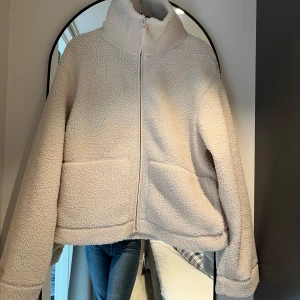 Populära Teddy jacka  - Aldrig använd och har prislappen kvar! Bara att skriva vid frågor🥰❤️  Skicka prisförslag vid intresse