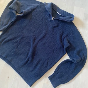 Ribbad Half zip  - Tja säljer nu denna riktigt feta half zip från Kappahl använt den 2 gånger. Skick är 10/10 köpte den för 400 säljer för 200