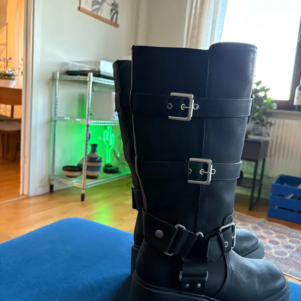 Så snygga bikerboots!! Aldrig kommit till användning därav i nyskick. Storlek 38. Köpte dom från Asos för 799 kronor men säljer för 600.. Skor.