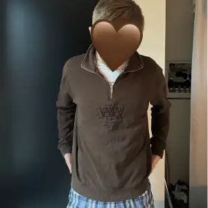 🤎 Riktigt snygg, brun Woodbird half-zip sweatshirt som inte längre finns i sortimentet 🤎  Nypris: 1499kr, Köpt på Kennedies, Storlek: S, I bra skick, Stryks innan vi skickar den 