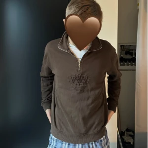 Woodbird half-zip - 🤎 Riktigt snygg, brun Woodbird half-zip sweatshirt som inte längre finns i sortimentet 🤎  Nypris: 1499kr, Köpt på Kennedies, Storlek: S, I bra skick, Stryks innan vi skickar den 