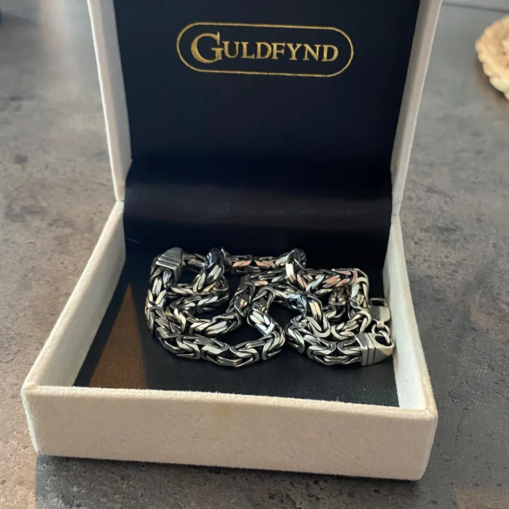 En silver halsband från guldfynd på 50cm köpte den för 3700. Har haft den i 6 månader.. Accessoarer.