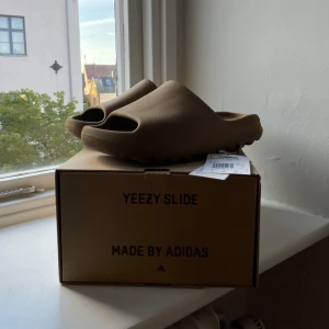 Yeezy slides - Adidas yeezy slides ”ochre” i storlek 43. Använda men är i gott skick, väl omhändertagna! Kartong medföljes!