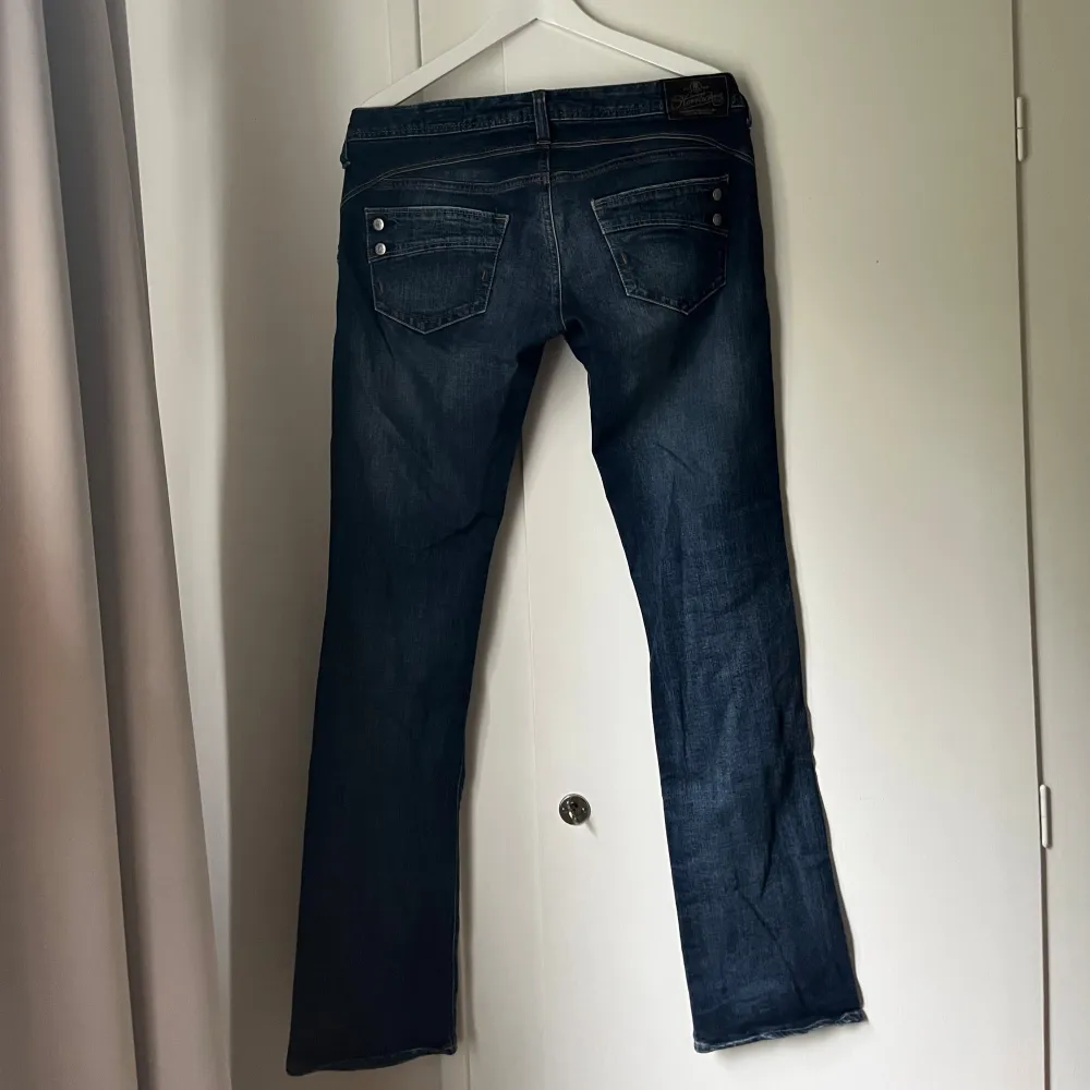 Utsvängs lågmidjade skit snygga jeans . Jeans & Byxor.