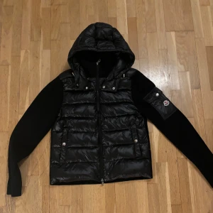 Moncler Cardigan  - Hej! Säljer en helt ny moncler cardigan. Storlek M. Otroligt vacker. Går att ta av luvan. Passar många stilar. Hör av er 