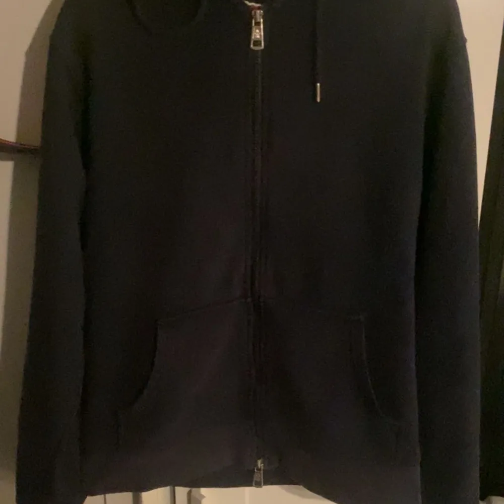 Säljer nu min moncler tröja billigt pga behöver pengar. Tröjan är i ny skiick!! . Hoodies.