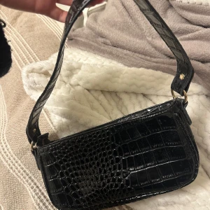 Svart axelväska - Shein väska i fint skick