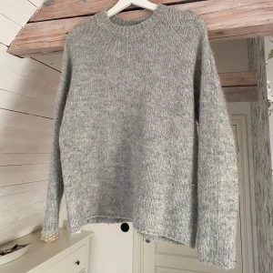 Grå stickad tröja  - Säljer stickad tröja från selected femme, i nyskick🥰