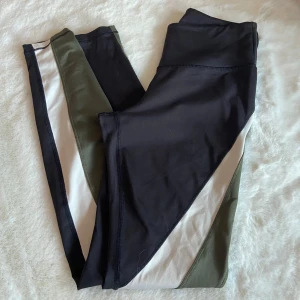 Tränings tights  - Tränings tights från Hm i storlek S:)