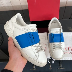 Valentino open - Säljer dessa extremt feta valentino opens med blå detalj! Storlek 40 men passar upp till 42!. Skick 8,5/10. Kan gå ner i pris vid snabb affär. Hör av dig vid minsta fundering!🤩