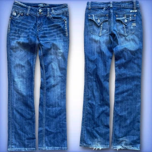 Miss me jeans - Ett par jätte fina vintage, bootcut och lågmidjade miss me jeans💙 Slitna längst ner, annars fint skick!  