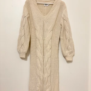 Stickad maxi klänning - Knappt använd, går ner till fötterna på mig som är 174cm, från NAKD