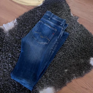 Replay Jordrill jeans  - Säljer mina replay jordrill Jenas i storleken W32 L34. Jeansen är extremt snygga. De är i top skick.  Tveka inte att höra av dig!!