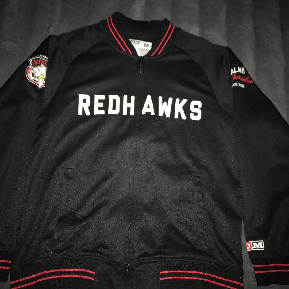 Säljer min Redhawks tröja för att jag inte vill ha den mer. Den är i fint skick.. Hoodies.