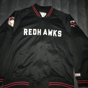 Malmö Redhawks Tröja  - Säljer min Redhawks tröja för att jag inte vill ha den mer. Den är i fint skick.