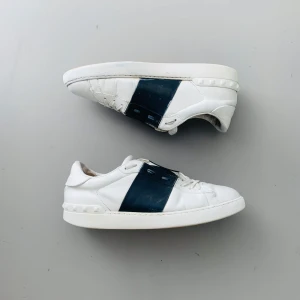 Valentino Open Mörkblå - Fina Valentino Opens i helt ok skick, 6,5/10. Litet hål inuti vid hälen och sömmen har släppt lite ifram på 3 ställen o lite dåliga i rgen, men inget som påverkar skorna, det som syns e färgen. Skriv för fler bilder eller vid funderingar 🙌😁