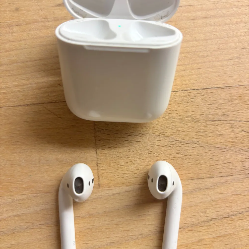 Tja, säljer mina Airpods för har köpt nya, ljudet i den högra är inte så högt med den vänstra funkar bra. Skriv ifall ni undrar något:). Accessoarer.