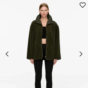Arket Pile jacka  - Säljer min mörkgröna pile jacka från arket i storlek s men den passar också en m. Säljer för att jag råkade beställa dubbletter så den är helt oanvänd !!🙌Nypris är 1390kr men säljer för bara 1000kr😋, skriv för mer bilder eller frågor !!
