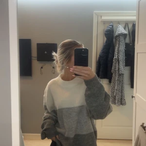 Stickad tröja  - Fin stickad tröja från hm, tyvärr kommer den inte till användning, den är i fint skick 🩷🩷