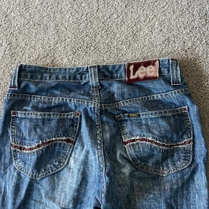 Bootcut jeans -  Vintage bootcut jeans ifrån lee, jag har inte använt jeansen och dem är i väldigt bra skick!💓 jag skulle säga att jeansen passar s och liten m!