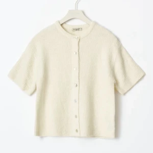 Stickad cardigan - Säljer denna poppis från gina! I nytt skick🩷