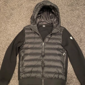 Yelir World jacka - Yelir Word cardigan. Svart färg. Bra skick. Pris kan diskuteras:)