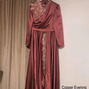 Fest klänning - En fest klänning som passar in till flera evenemang i ett väldigt bra skick. Den har många fina glittriga detaljer!