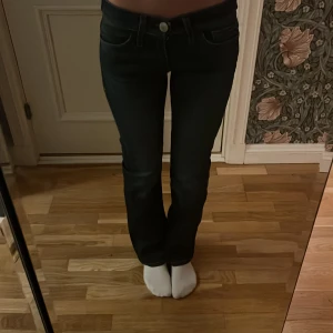 Mörkblå jeans från Crocker -  Supersnygga mörkblå jeans från Crocker. De har väldigt låg midja och sitter perfekt! Lite småi midjan för mig som har storlek 32, Midjemåttet är 35. Lägg gärna prisförslag!💝