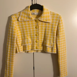 Zara Cardigan/ kofta - Säljer min jättefina gula och vita kardigan/ kofta från Zara. Köpt i Paris, oklart om den säljs i Sverige. Den är aldrig använd och därför i ett jätte jättebra skick. Storlek S men skulle även säga att den funkar för XS.