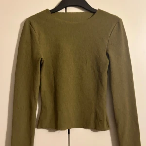 Olivgrön Adsgn tröja - En jättefin olivgrön tunnt ribbad Adsgn tröja. Storlek XS men funkar även på en S och säker på en XXS också! Fint skick