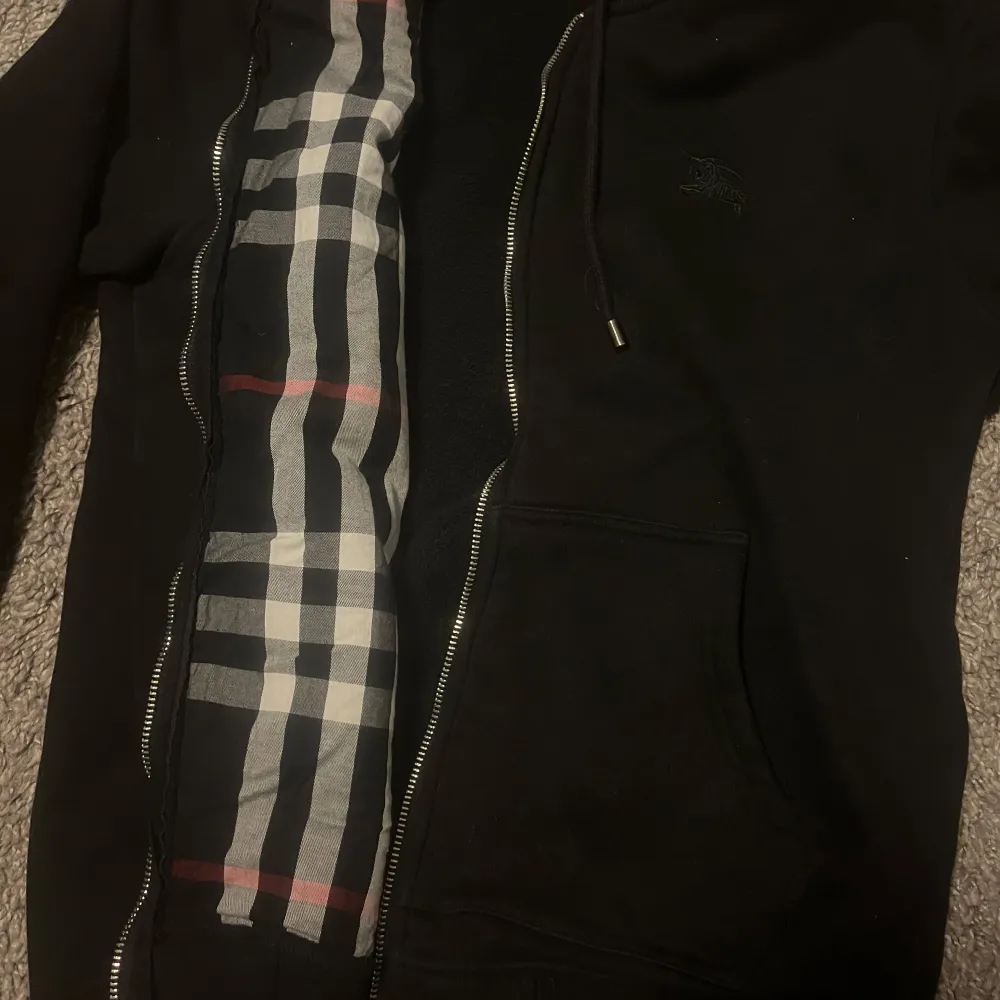 Säljer nu min burberry hoodie i storlek S (passar ca 170cm) i väldigt fint skick. Säljes då den inte kommer till användning . Hoodies.