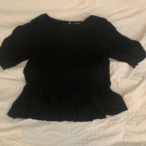 Super fin tröja med volang - Superfin T-shirt med volang! Bra skick