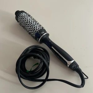 Björn Axén Värmeborste - Säljer min värmeborste från Björn Axén i 38mm som inte kommer till använding. Perfekt för att styla håret med volym och glans💗Köptes på Lyko för 849 och inga defekter💗Kan tänka mig sänka pris💗