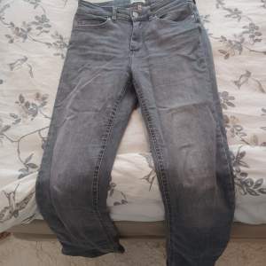 Ett par gråa flare jeans ifrån jeansbolaget, är nästan som helt nya.