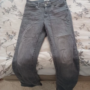 Gråa flare jeans - Ett par gråa flare jeans ifrån jeansbolaget, är nästan som helt nya.