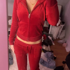 Juicy sett - Säljer mitt röda juicy sett eftersom ja ej använder de❤️ köptes nyligen och ser helt nytt ut